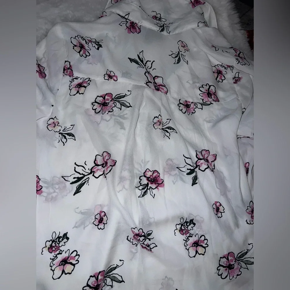 4/$10 Bundle Sale: EUC Floral Button Down Collar Blouse - Picture 5 of 5